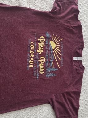 Pikes Peak Colorado Graphic Tee Burgundy